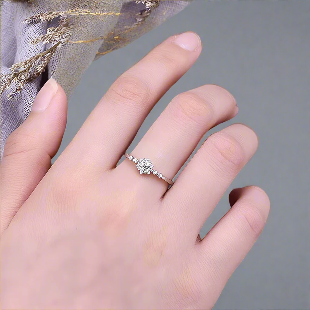 Junevel | Sparkling Zrconia Snowflake | Silver Ring