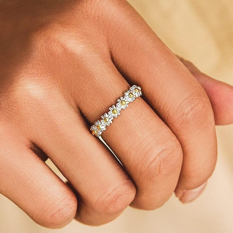 Amara |Daisy Bloom | Silver Ring